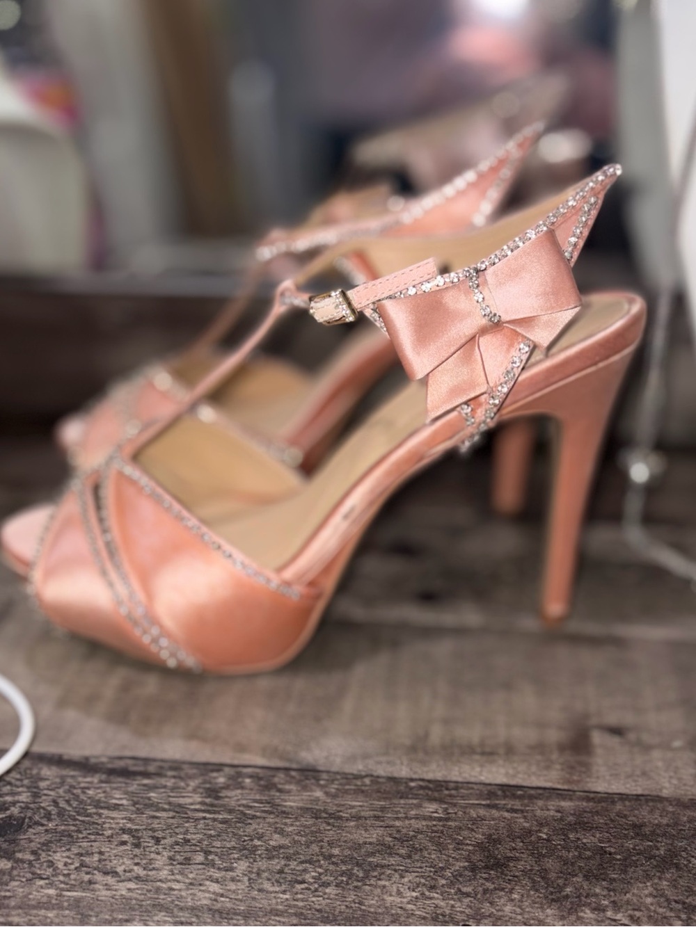 NWOT Le Soir pour Pour La Victoire blush Rhinestone Satin Heels size 8